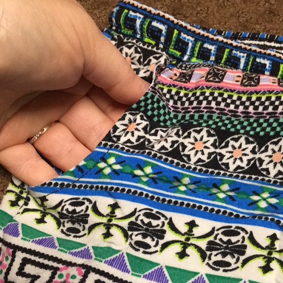 Boho shorts Medium (7-9) No Boundaries 2 pockets EUC, has pockets - Picture 4 of 7
